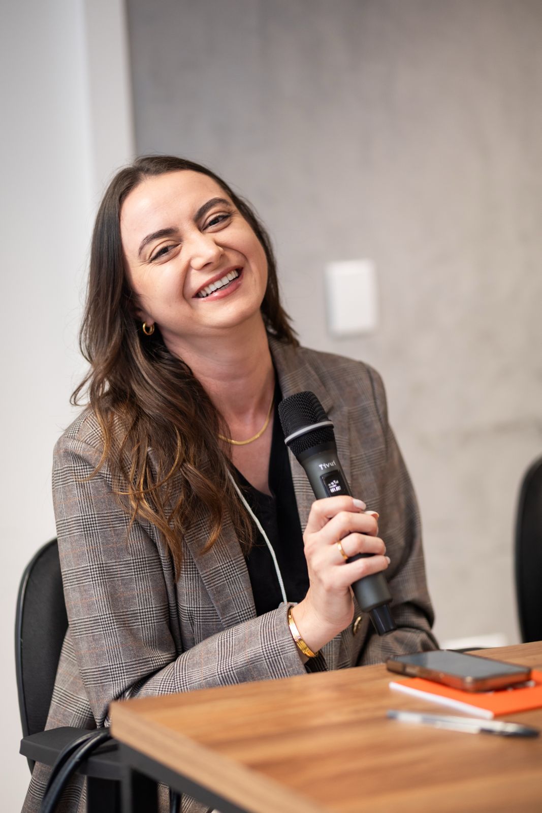 Anne Fontes sorrindo durante uma conversa no evento do WTC